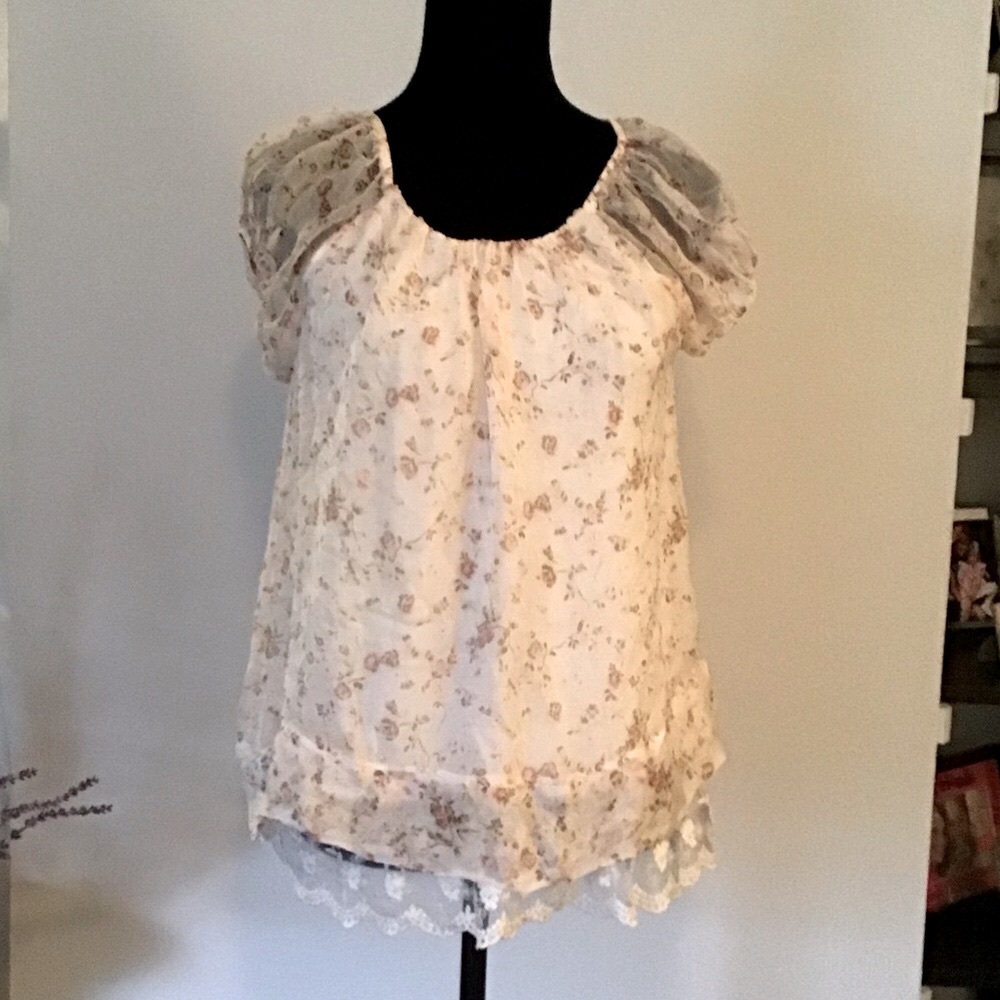 Like new Amanti blouse with pretty flower pattern.